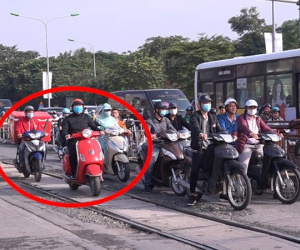 Video: Dừng xe 'trước mũi tàu hoả', cuống cuồng không có đường lui