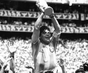 Sốc: Huyền thoại bóng đá Diego Maradona qua đời ở tuổi 60