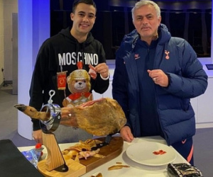HLV Mourinho thua cược, phải đãi học trò một chiếc đùi lợn hun khói giá 15 triệu đồng