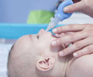 Sau 2 giờ nhỏ mũi, bé 11 tháng nhập viện cấp cứu