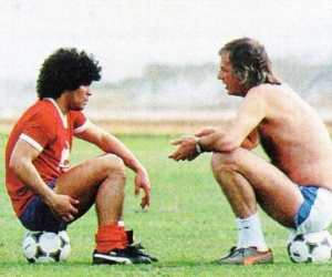 Thầy cũ Maradona: 'Họ đã bỏ mặc cậu ấy'