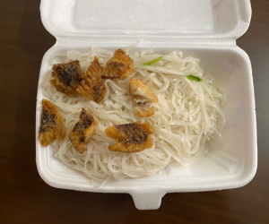 Mua suất bánh đa cá tận 40k nhưng nhìn đĩa bánh trắng ngắt điểm vài miếng cá rán nhận được, cô gái tự dặn lòng từ nay 'cạch mặt'