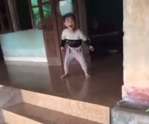Bố mẹ ly hôn, khoảnh khắc 2 anh em tíu tít chơi đùa khi được gặp nhau khiến nhiều người cay mắt: 'Anh ơi em có viên bi này, em cho anh 1 viên"