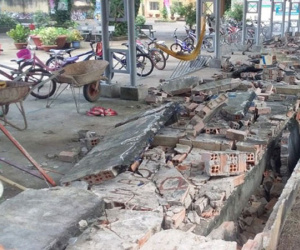 Clip: Gần 30 m tường bao của 1 trường tiểu học ở Đồng Nai bất ngờ đổ sập