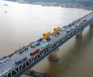 Công trường đại tu cầu Thăng Long