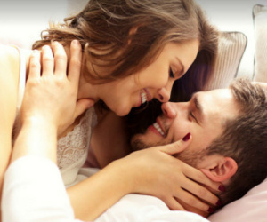 Nếu trên giường, đàn ông có thể chiều bạn theo cách 'bất chấp' thế này thì xin chúc mừng bạn chính là người phụ nữ được anh ấy tôn thờ