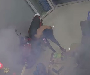Video: Chiếc điện thoại để không trên bàn bất ngờ tóe lửa một cách khó hiểu rồi bốc khói đen kịt cả căn phòng khiến nhiều người kinh hãi