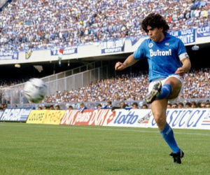 Sân Napoli đổi tên theo Maradona