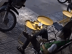 Ngồi quán nước hút thuốc, người đàn ông bị ô tô tông trúng