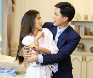 Bị sếp nam lôi tuột vào phòng ngủ, nghe tiếng gõ cửa tôi chui gầm giường trốn vội
