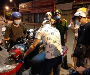 Người đàn ông ngoại quốc say rượu lao ra đường chặn xe, hành hung công an