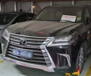 Xe biển xanh 80A bị khóa bánh ở Tân Sơn Nhất: Đại diện chủ xe nói 'biển giả do lái xe tự gắn'