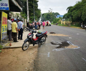 Clip: Khoảnh khắc 2 nữ sinh bị xe tải tông tử vong thương tâm trên đường đi học khiến nhiều người kinh hãi
