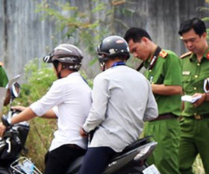 Tài xế xe ôm bị đánh vào đầu, cổ rồi cướp xe máy ở Sài Gòn