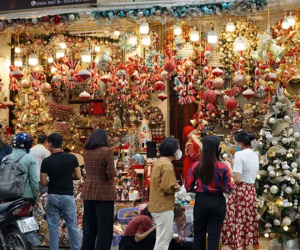 Hà Nội: Phố Hàng Mã lung linh sắc màu trước thềm Giáng sinh