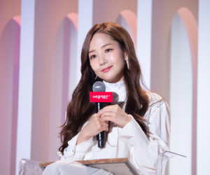 Park Min Young gây sốt với bộ ảnh khoe nhan sắc tiên tử lần đầu được tiết lộ, nhưng đôi chân lại đen sạm khiến fan hốt hoảng