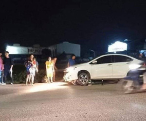 2 cô gái trẻ nguy kịch sau khi liên tiếp bị 2 ô tô tông trúng rồi kéo lê hàng trăm mét