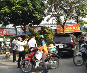 Hà Nội: Xe sang Lexus gây tai nạn liên hoàn, chỉ chịu dừng lại khi húc đổ gốc cây bên đường