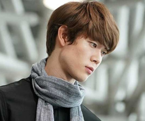 Đi công tác về, bắt gặp vợ đang ngồi lên đùi một người đàn ông lạ trong nhà nhưng tôi chỉ đành gượng cười bỏ ra ngoài để họ được riêng tư
