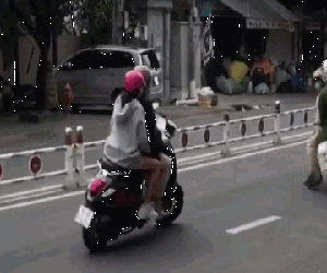 Video: Bị CSGT chặn đầu, đôi nam nữ bẻ lái bỏ chạy và cái kết ê chề