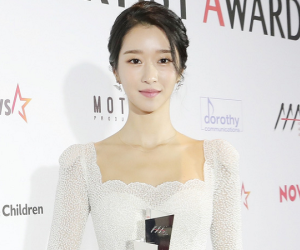 Kim Soo Hyun - Seo Ye Ji xúng xính như cô dâu chú rể lên nhận giải AAA 2020