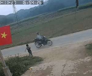 Clip: Tài xế phanh 'cháy lốp' cứu bé trai qua đường không quan sát