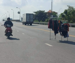 Nhìn thấy giá phơi đồ án ngữ giữa đường, nhiều người tự hỏi chủ là ai mà liều lĩnh thế, ngờ đâu sự thật lại 'mông lung như một trò đùa'