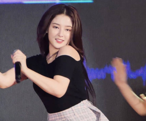 Nancy (MOMOLAND) thường xuyên 'lộ hàng' trên sân khấu, phá nát hình ảnh 'thiên thần lai' khiến khán giả la ó