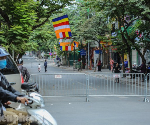 Rào chắn tứ phía cả khu phố Hà Nội vì phát hiện bom chưa nổ