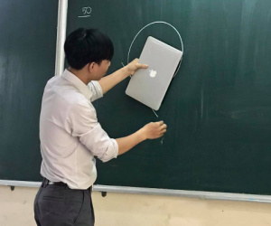Thầy giáo 'nghèo' không có tiền mua thước kẻ, hành động sau đó khiến học sinh 'lác mắt', dân tình 'lắc đầu lè lưỡi'