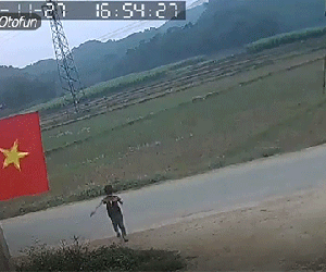 Video: Tài xế phanh ‘cháy lốp’ và phản ứng phút chót của cậu bé lao sang đường