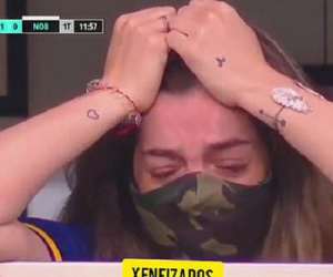 Con gái Maradona bật khóc nức nở khi được cầu thủ đội bóng cũ của bố đến vỗ tay tri ân