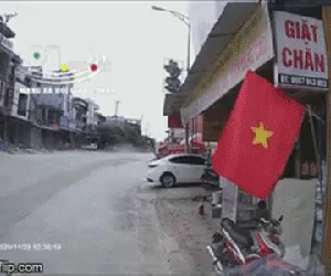 Khoảnh khắc kinh hoàng: Ô tô lao như bay tông người đi xe máy văng lên mái nhà, 2 bố con tử vong thương tâm