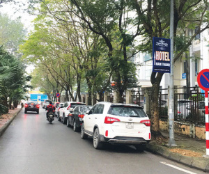 Ở thành phố, dừng đỗ xe thế nào để không bị phạt?