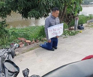 Nói nhẹ không được, nói nặng cũng chẳng xong, người đàn ông nghĩ ra 'khổ nhục kế' quỳ trước cửa nhà 'con nợ'