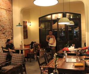 Sinh viên 'bạt mạng' làm ca đêm 8 tiếng: Gặp khách say xỉn, khó ưa nhưng lương tháng 5 triệu liệu có đáng?