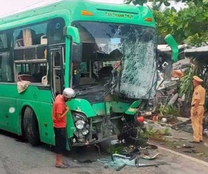 Xe khách đối đầu xe bồn, tông nhiều xe máy, 6 người cấp cứu