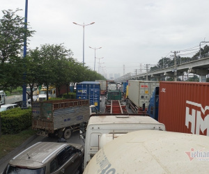 Cả phía Đông Sài Gòn kẹt cứng, đi 3 tiếng nhích được 1km