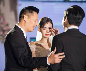 Á hậu Tường San khóc trong tiệc cưới