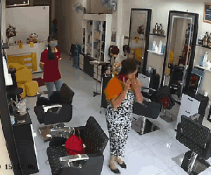 Làm tóc gần đến công đoạn cuối, người phụ nữ bỗng nhiên xin ra ngoài rồi 'mất hút' kèm đống đồ nghề khiến chủ tiệm phải trích xuất camera đi 'tìm người thân'