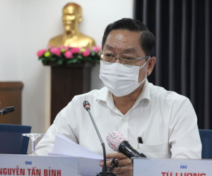 Bé trai 1 tuổi mắc COVID-19 đã tiếp xúc gần với 17 người, được đưa đi nhiều quán ăn, hội chợ và ra sân bay