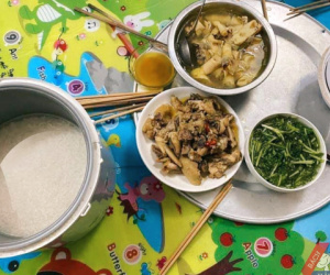 Bữa cơm sinh viên thịnh soạn nhưng không một ai đụng đũa, lý do khiến ai xem cũng 'tự nhục'