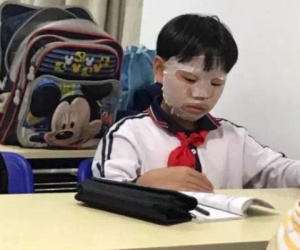 Hỏi: 'Em không ăn được gì vào bữa sáng?', cậu nhóc trả lời 4 từ nhưng khiến mẹ khóc nức nở, còn cô giáo chỉ đòi bỏ dạy