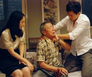 Bố chồng bệnh nặng mà các anh chị đều lảng tránh, tôi thương ông đành đứng ra nhận chăm sóc, ai ngờ ông lập tức bật dậy thông báo một điều khiến tất cả kinh hãi