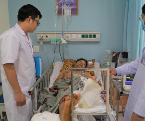 Vừa trả lời xong câu hỏi, người đàn ông bị hai thanh niên lạ mặt chém gần đứt lìa chân