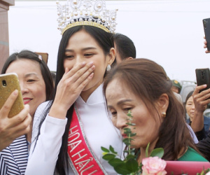 Phỏng vấn nóng mẹ Đỗ Thị Hà ngày con gái về làng: 'Dù con không là Hoa hậu Việt Nam thì con mãi là Hoa hậu bé nhỏ trong lòng mẹ'