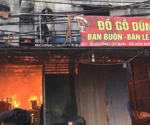 Hà Nội: Hỏa hoạn kinh hoàng thiêu rụi nhiều nhà xưởng sản xuất đồ gỗ