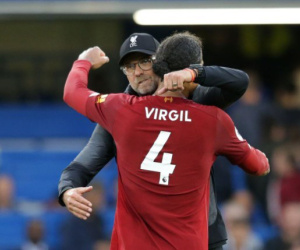 Klopp: 'Đầu gối của Van Dijk không giống như bình thường'