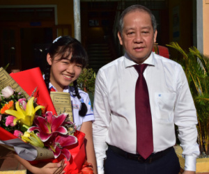 Nữ sinh 13 tuổi viết thư gửi 'mệ Sương thông thái' đạt giải ba quốc tế, biết được danh tính mệ Sương ai cũng ngỡ ngàng