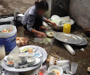Ngày đầu về ra mắt đã bị bắt rửa 8 mâm bát, cô gái trẻ thuê luôn cô ruột của người yêu 300 ngàn rửa thuê